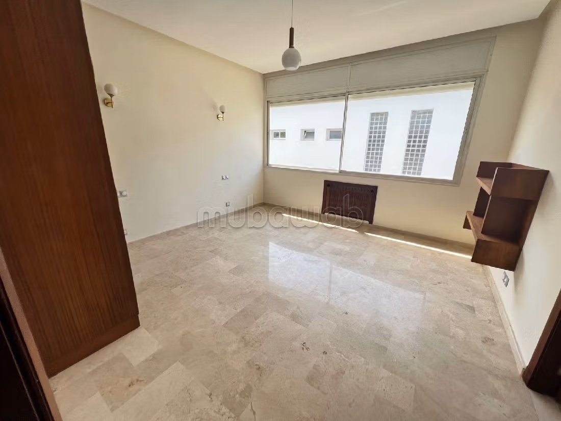 Splendide villa à vendre à Polo. Superficie 620 m². Places de parking et beau jardin