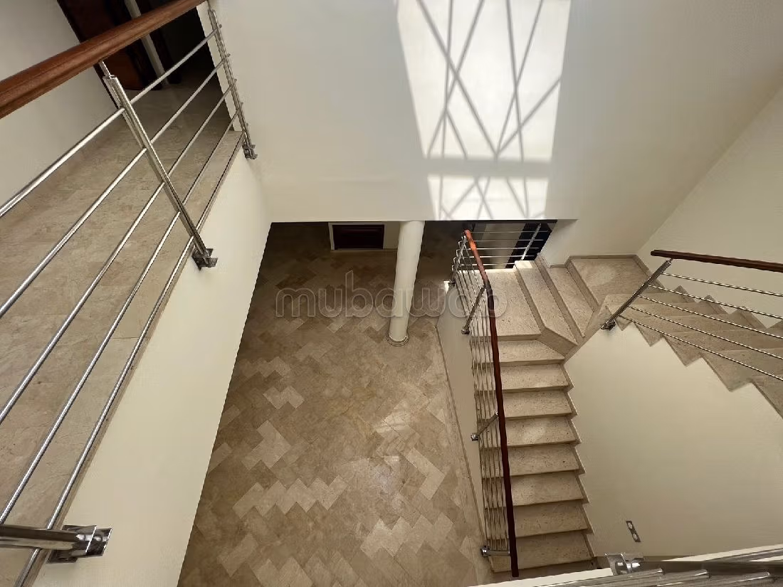 Splendide villa à vendre à Polo. Superficie 620 m². Places de parking et beau jardin