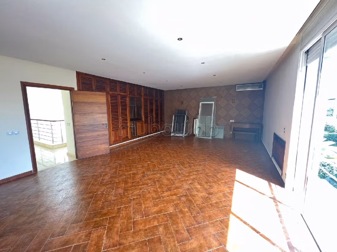 Splendide villa à vendre à Polo. Superficie 620 m². Places de parking et beau jardin