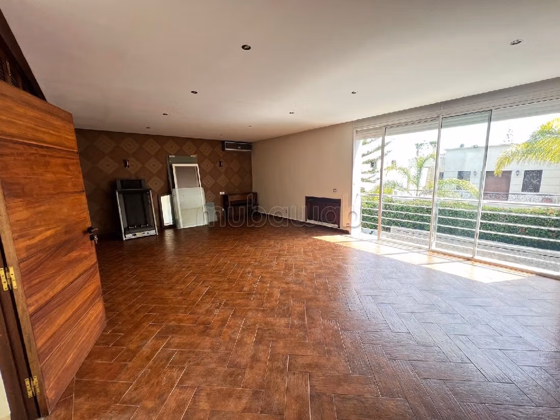 Splendide villa à vendre à Polo. Superficie 620 m². Places de parking et beau jardin