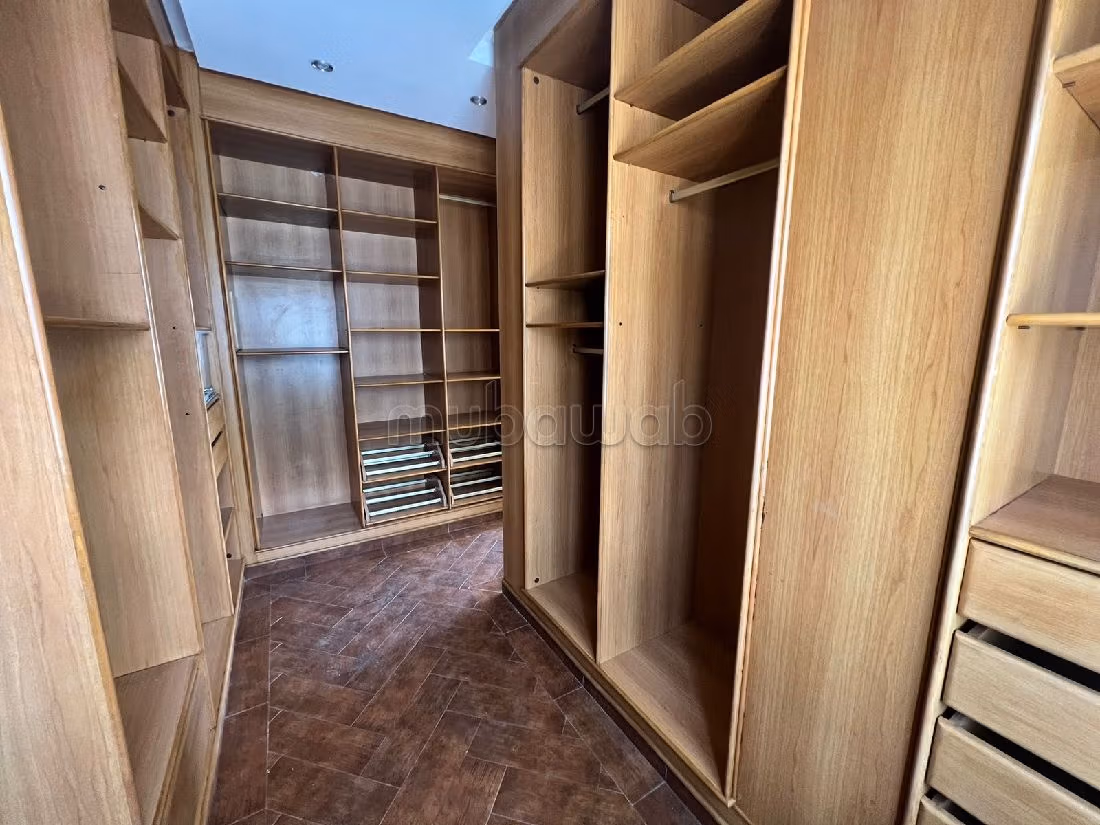 Splendide villa à vendre à Polo. Superficie 620 m². Places de parking et beau jardin