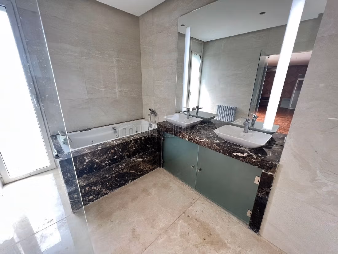 Splendide villa à vendre à Polo. Superficie 620 m². Places de parking et beau jardin