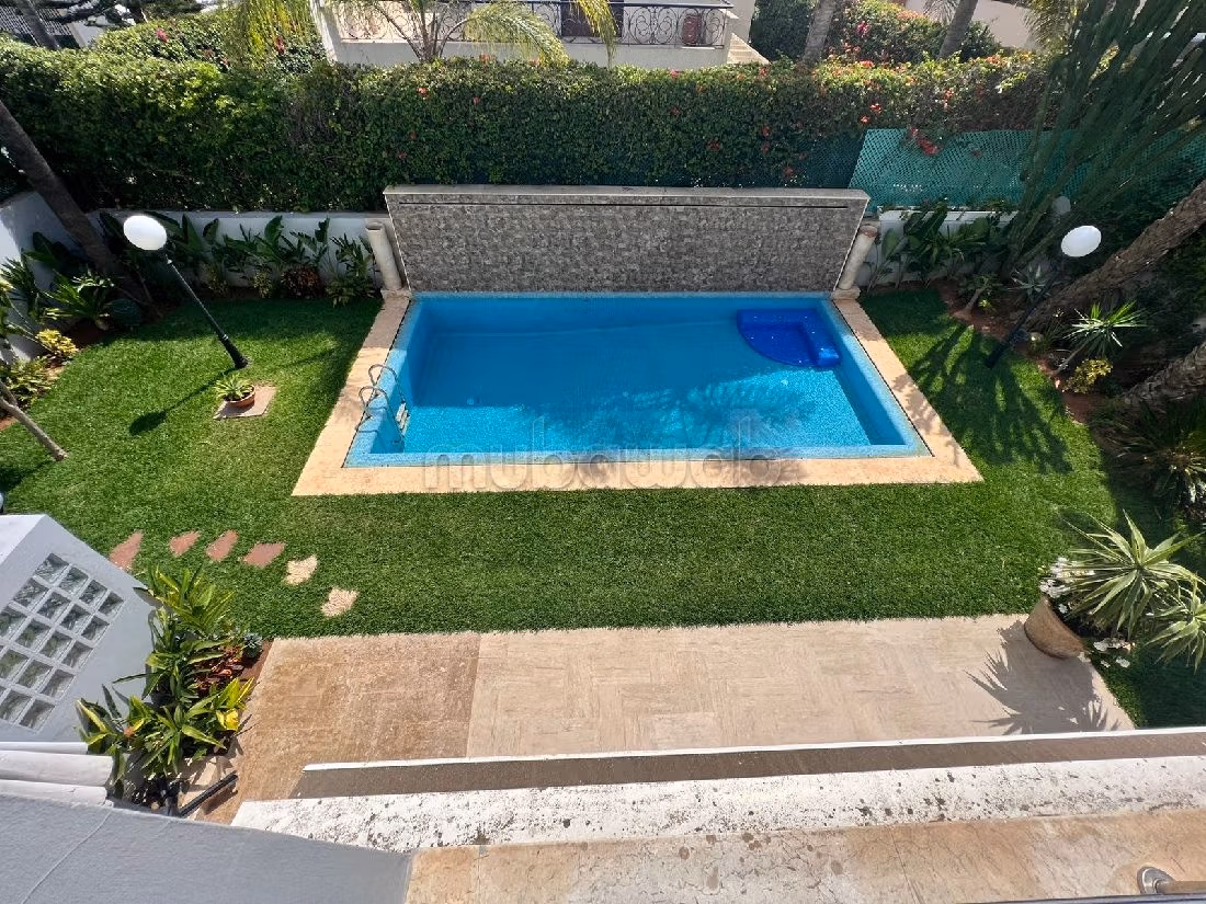 Splendide villa à vendre à Polo. Superficie 620 m². Places de parking et beau jardin