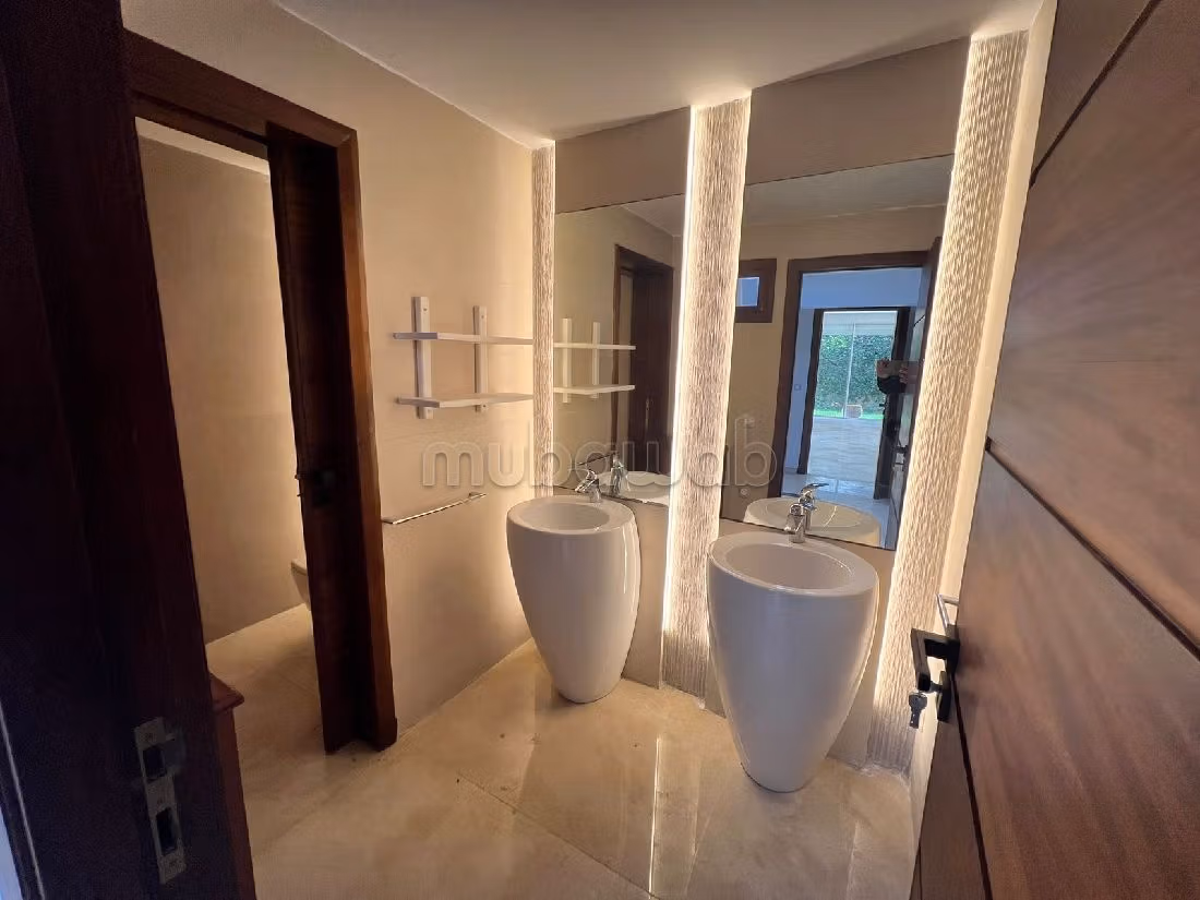 Splendide villa à vendre à Polo. Superficie 620 m². Places de parking et beau jardin