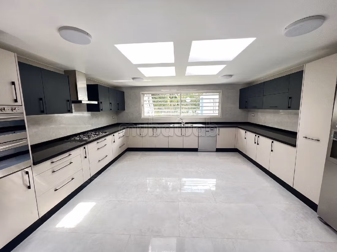 Splendide villa à vendre à Polo. Superficie 620 m². Places de parking et beau jardin