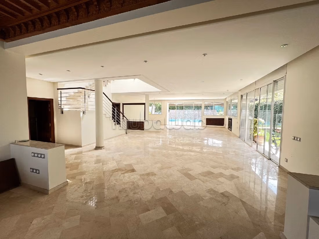 Splendide villa à vendre à Polo. Superficie 620 m². Places de parking et beau jardin