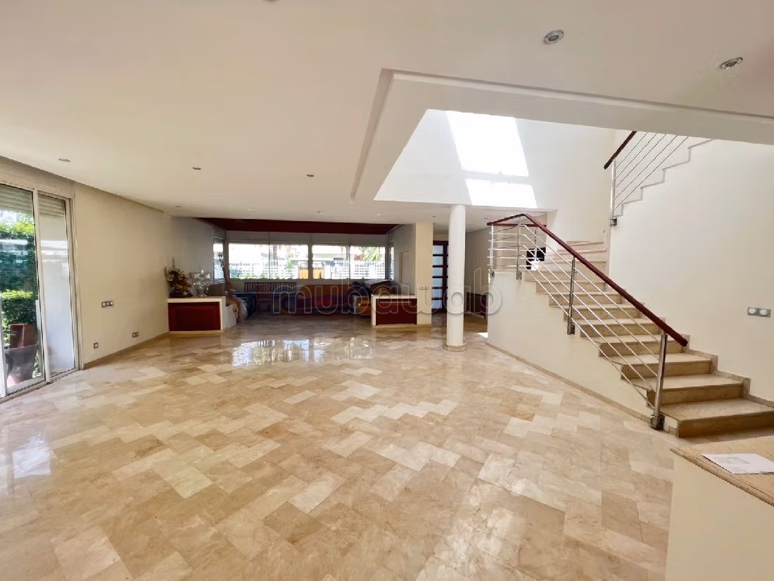 Splendide villa à vendre à Polo. Superficie 620 m². Places de parking et beau jardin