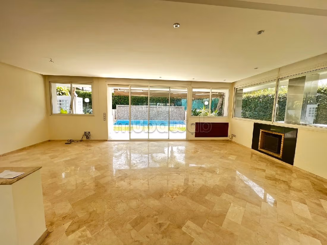 Splendide villa à vendre à Polo. Superficie 620 m². Places de parking et beau jardin