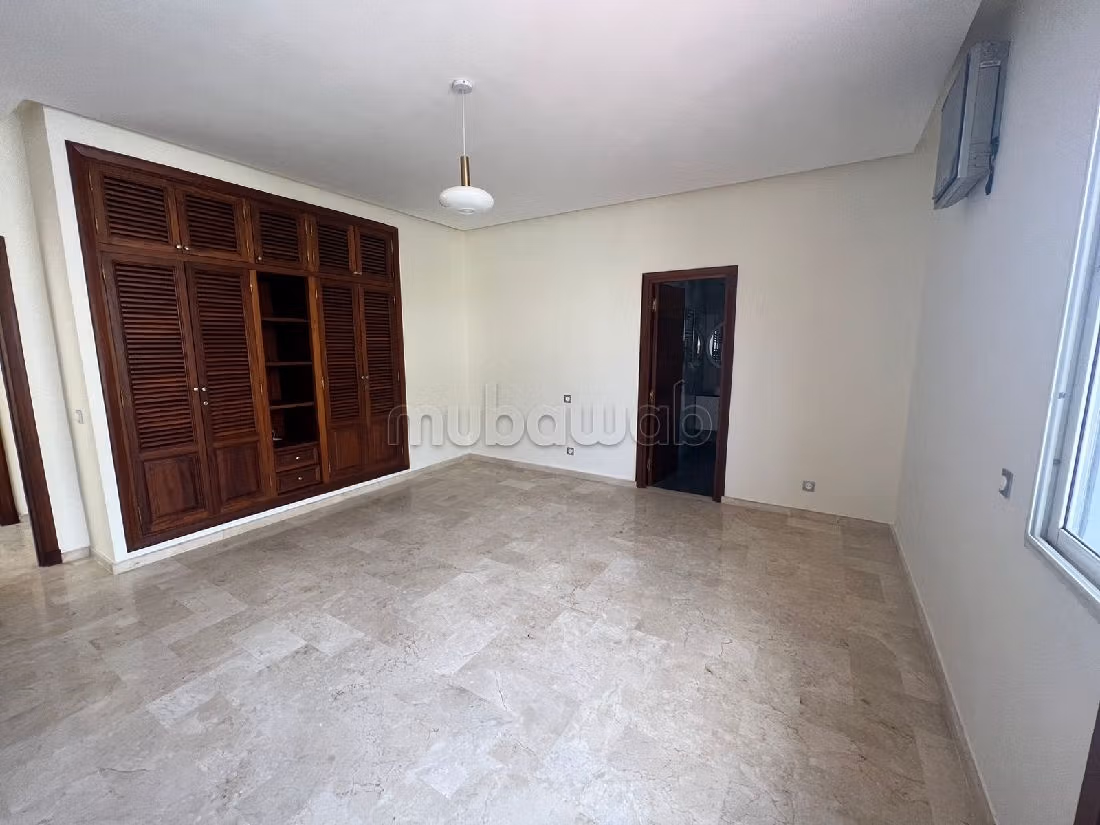 Splendide villa à vendre à Polo. Superficie 620 m². Places de parking et beau jardin