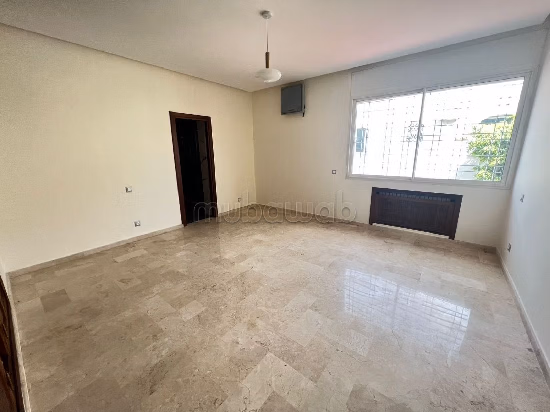 Splendide villa à vendre à Polo. Superficie 620 m². Places de parking et beau jardin