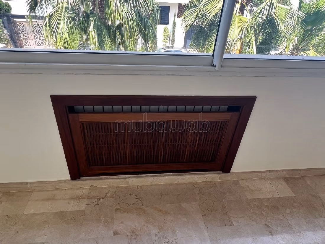 Splendide villa à vendre à Polo. Superficie 620 m². Places de parking et beau jardin