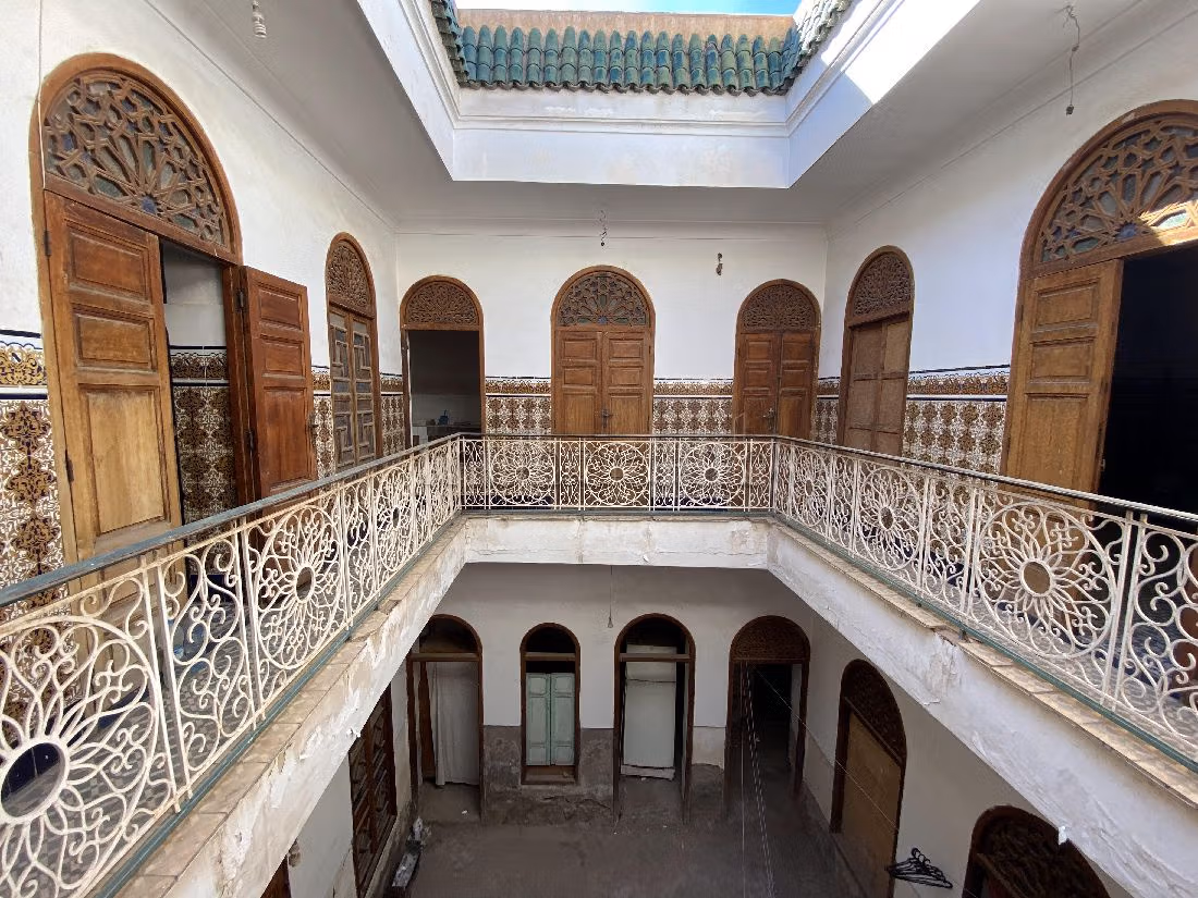 اشتري رياض رائع ب سيدي بن سليمان الجزولي. المساحة الإجمالية 358 م². مكان وقوف السيارات وشرفة. 