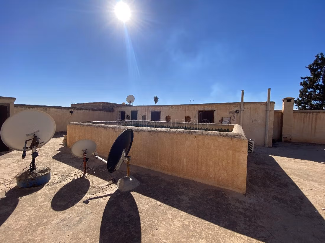 اشتري رياض رائع ب سيدي بن سليمان الجزولي. المساحة الإجمالية 358 م². مكان وقوف السيارات وشرفة. 