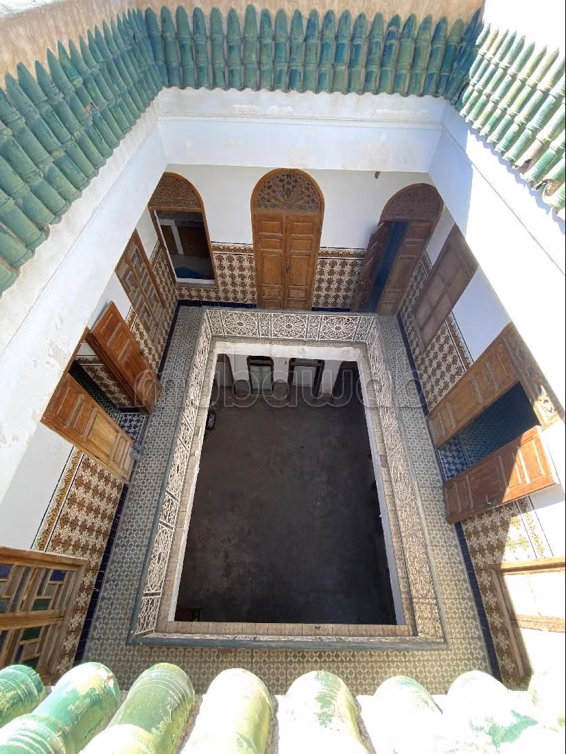 اشتري رياض رائع ب سيدي بن سليمان الجزولي. المساحة الإجمالية 358 م². مكان وقوف السيارات وشرفة. 