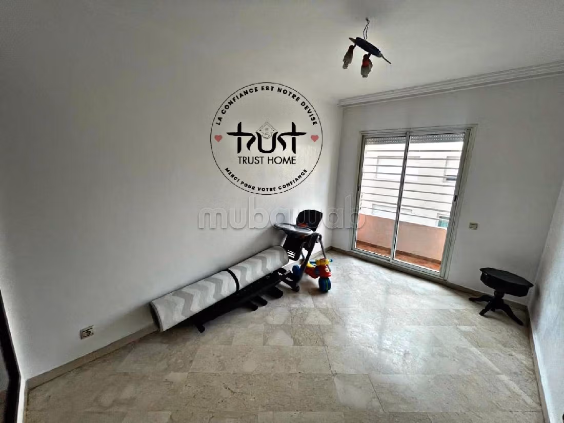 Appartamento in vendita a Maârif Extension. 3 locali. Salotto marocchino, sistema di sicurezza. 