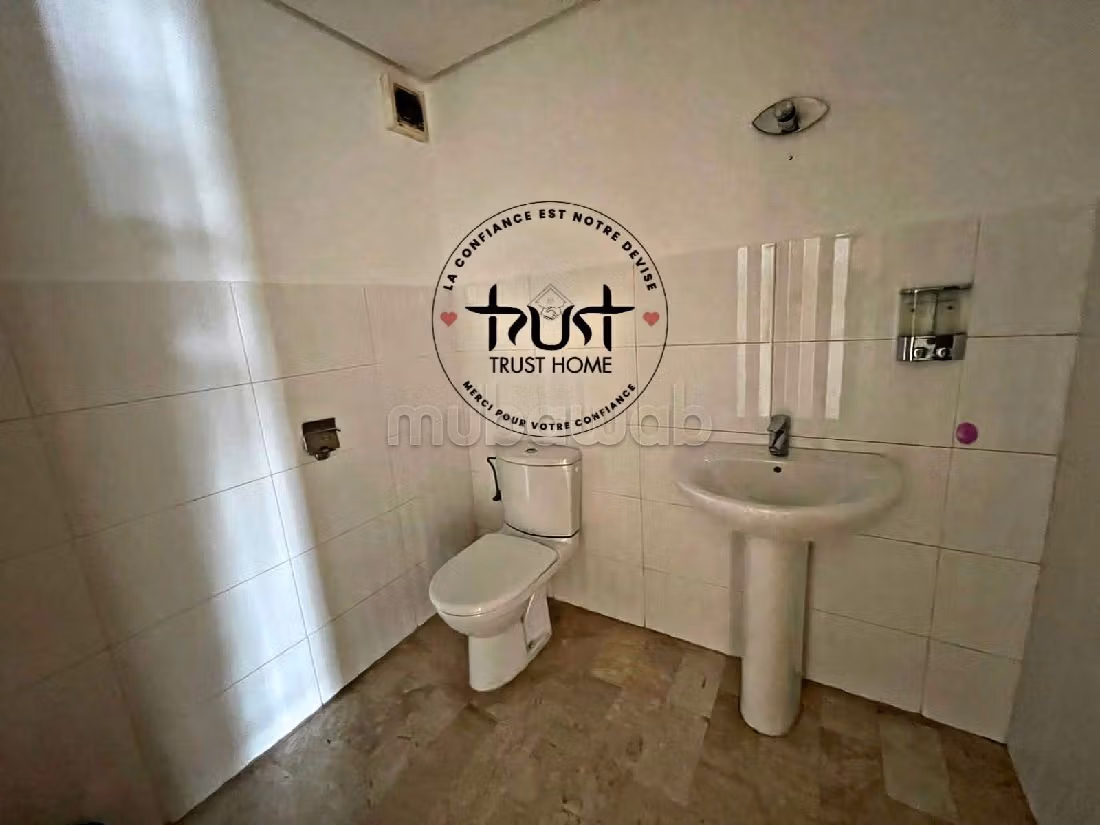 Offices for sale in Racine. Surface area 106 m². Robust door, Air conditioning installation.