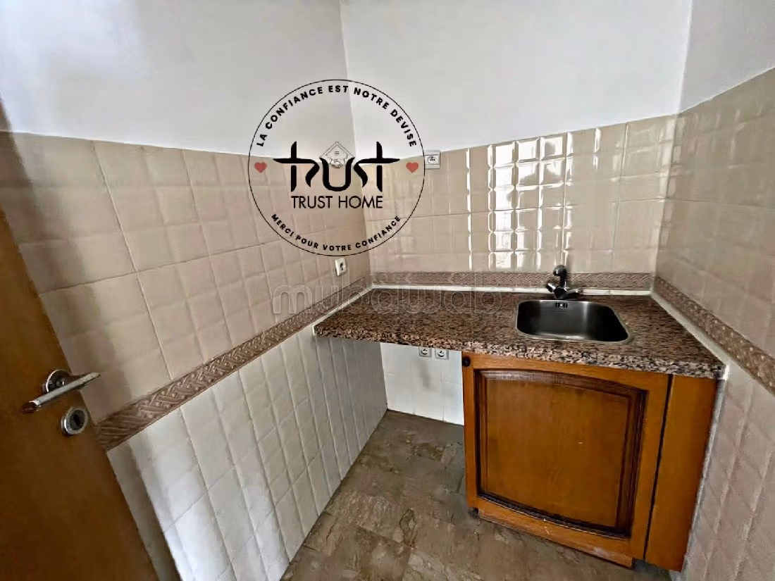 Offices for sale in Racine. Surface area 106 m². Robust door, Air conditioning installation.