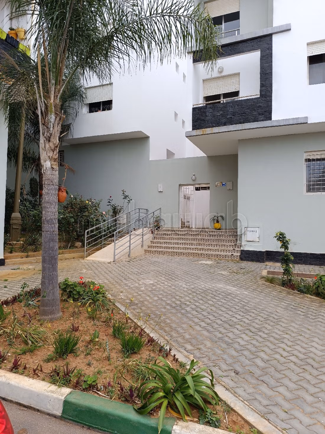 Find an apartment to buy. 3 lovely rooms. Green areas and lift