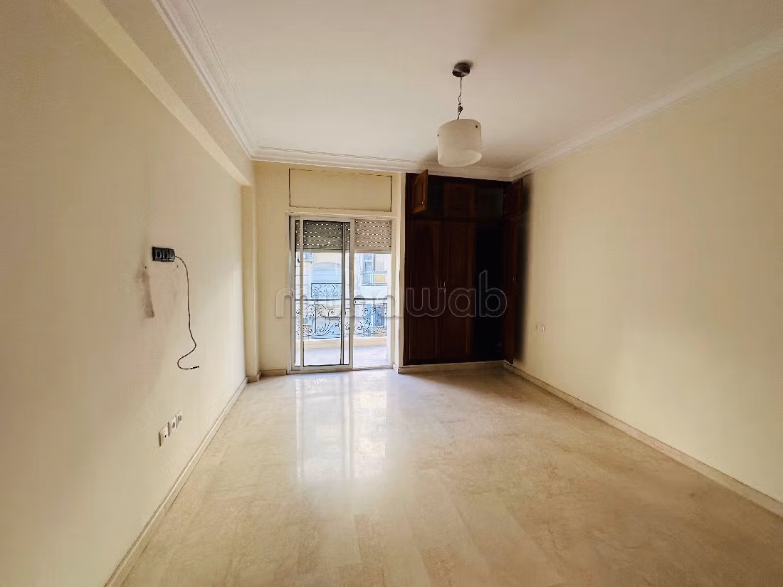 Bel appartement en location à Racine. 4 grandes pièces. Ascenseur