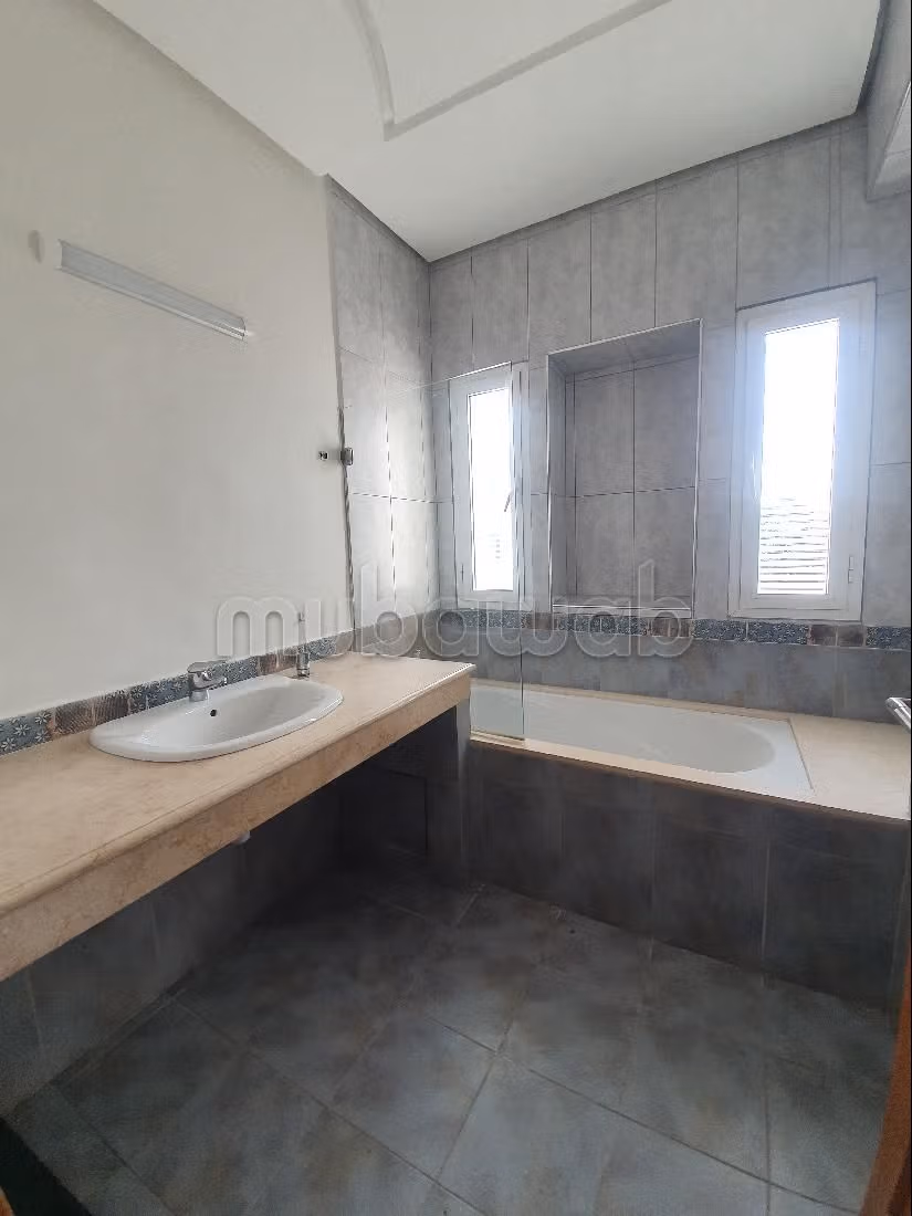 High quality villa rental in Ain Diab. Area 450 m². Reinforced door and double glazing. 