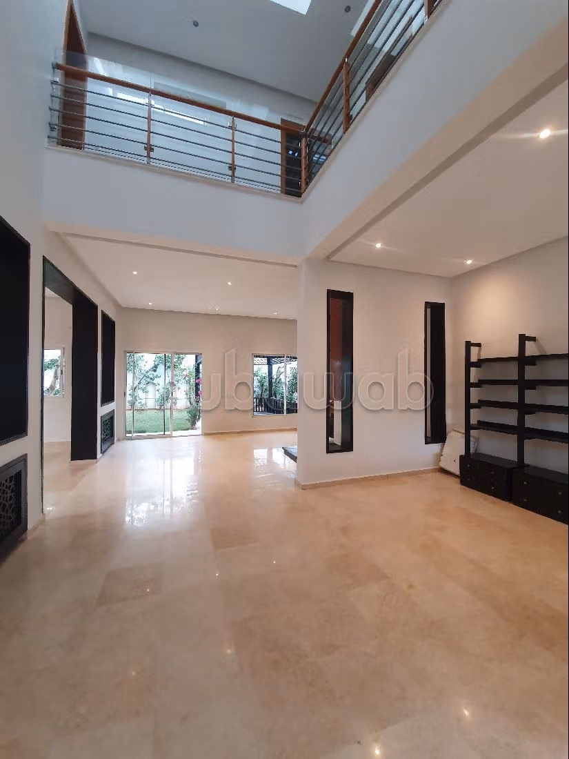High quality villa rental in Ain Diab. Area 450 m². Reinforced door and double glazing. 