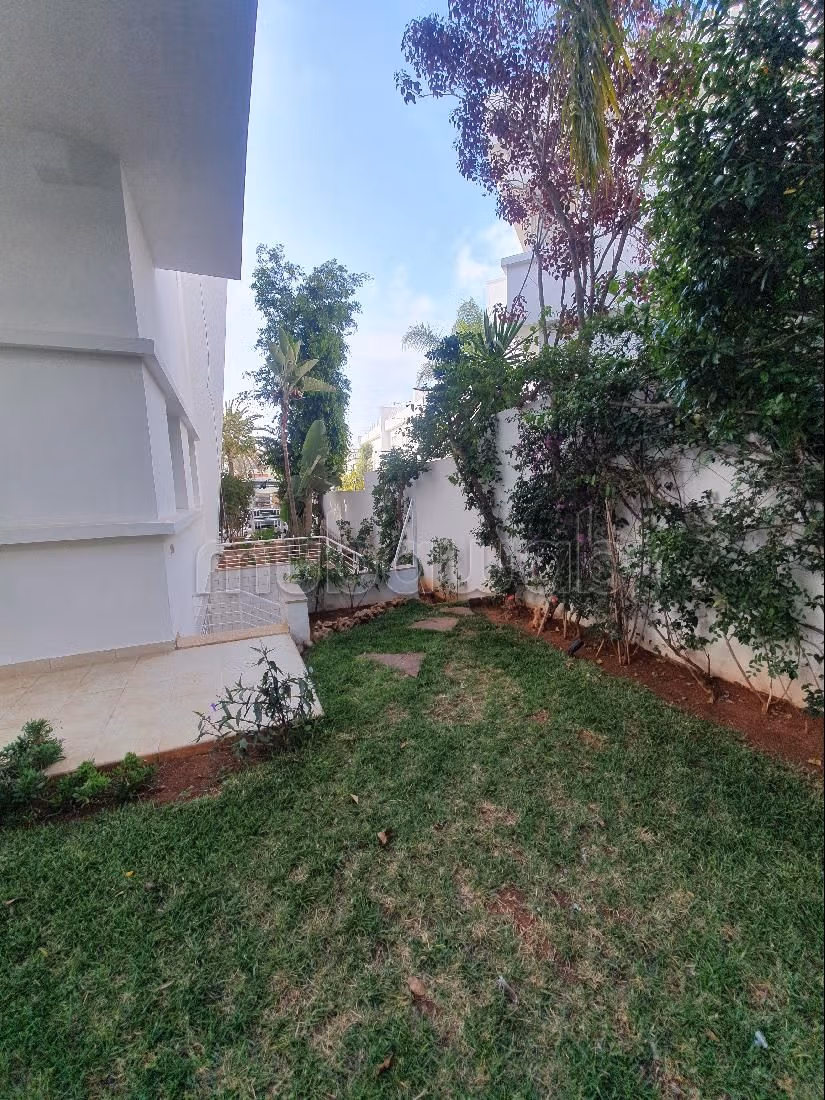 High quality villa rental in Ain Diab. Area 450 m². Reinforced door and double glazing. 