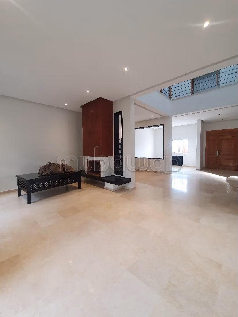 High quality villa rental in Ain Diab. Area 450 m². Reinforced door and double glazing. 