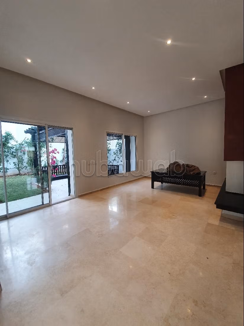 High quality villa rental in Ain Diab. Area 450 m². Reinforced door and double glazing. 