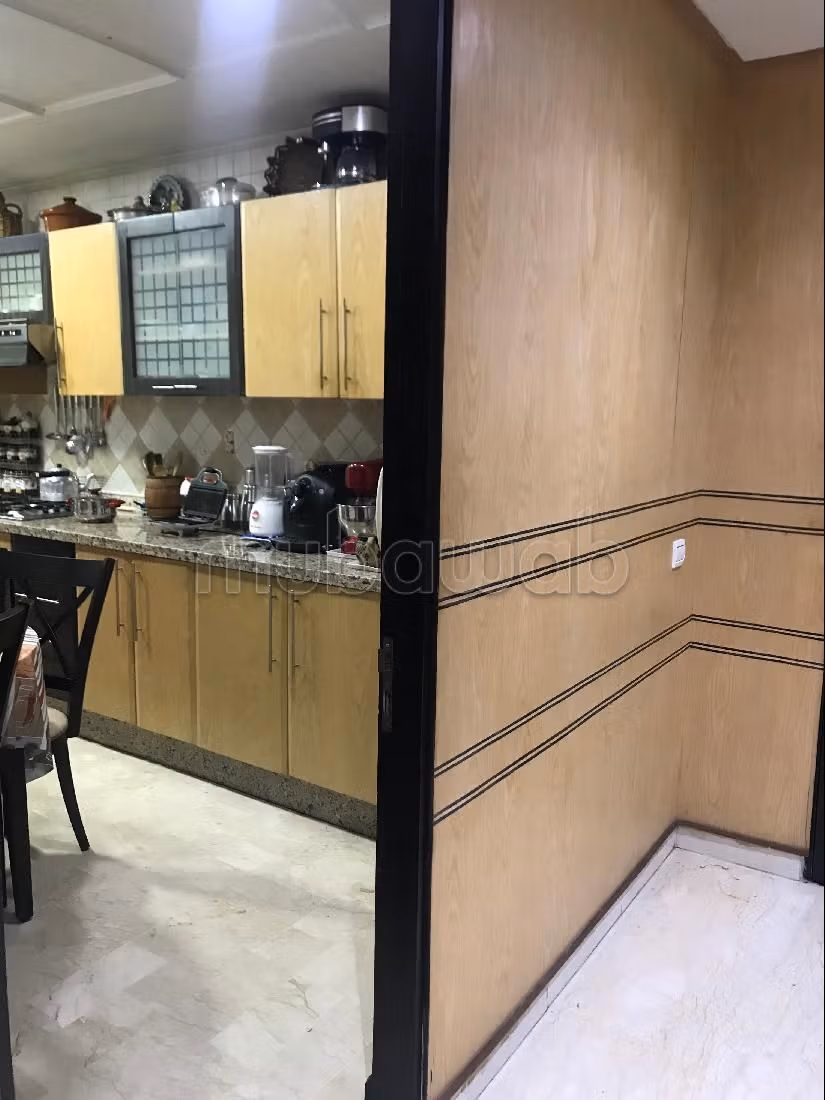 شقة للشراء بأنفا. 3 غرف جميلة. مع مصعد وشرفة