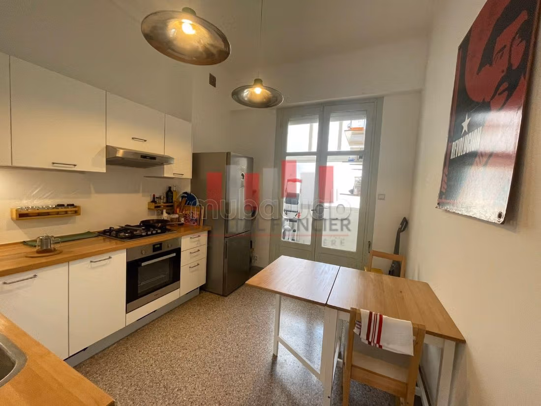 Affitta questo appartamento in centro città. Superficie di 120 m². Ben arredato