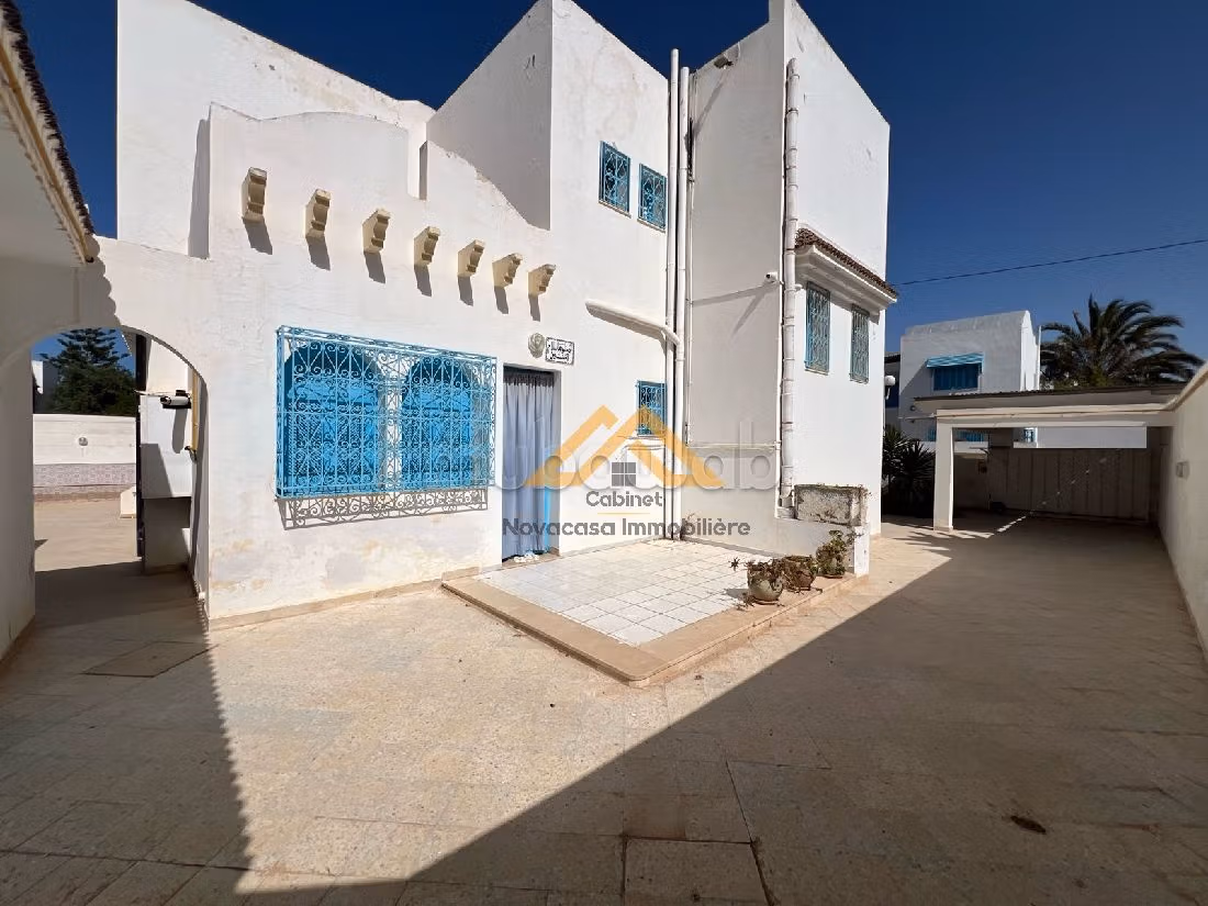 Luxury Villa for sale in Chott Meriem. 5 large living areas. Garden and terrace