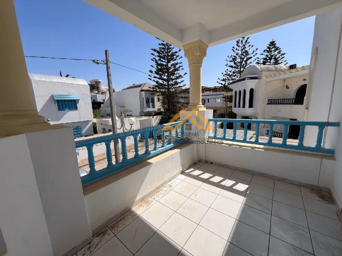 Luxury Villa for sale in Chott Meriem. 5 large living areas. Garden and terrace