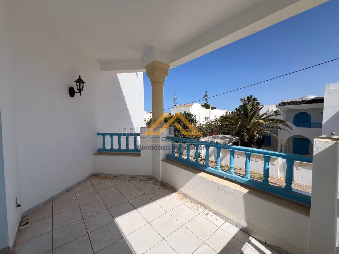 Luxury Villa for sale in Chott Meriem. 5 large living areas. Garden and terrace