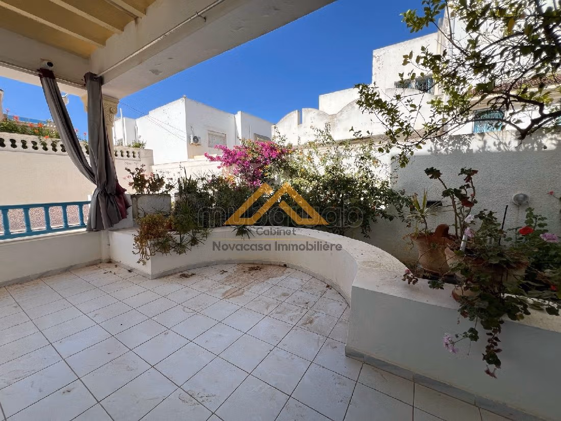 Luxury Villa for sale in Chott Meriem. 5 large living areas. Garden and terrace
