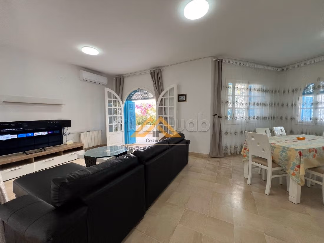 Luxury Villa for sale in Chott Meriem. 5 large living areas. Garden and terrace