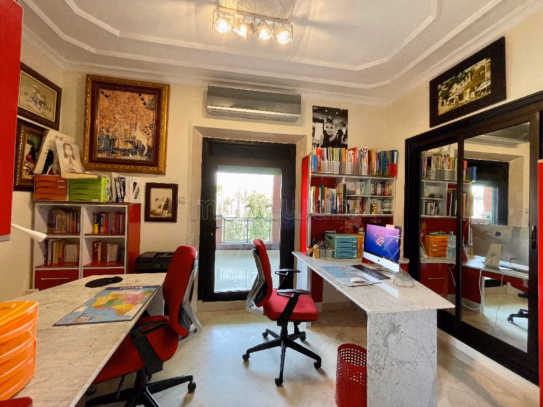 Luxury villa for sale in Ennakhil (Palmeraie). 4 beautiful rooms. Dressing room.