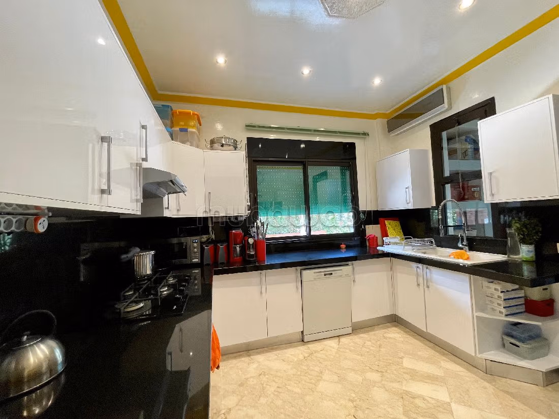 Luxury villa for sale in Ennakhil (Palmeraie). 4 beautiful rooms. Dressing room.