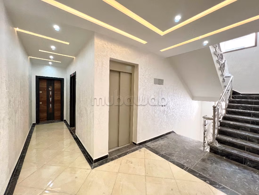 Splendido appartamento in vendita a Al Kawtar. Superficie di 122 m². Porta blindata e impianto con antenna parabolica.