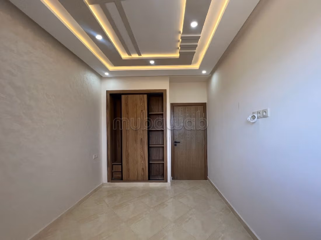 Splendido appartamento in vendita a Al Kawtar. Superficie di 122 m². Porta blindata e impianto con antenna parabolica.