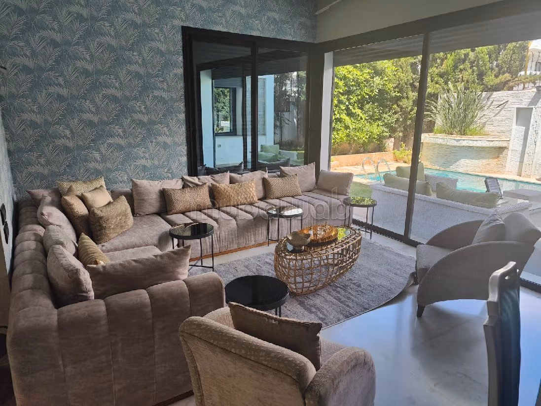 Lujosa villa en alquiler. 4 habitaciones confortables. Residencia con piscina. 