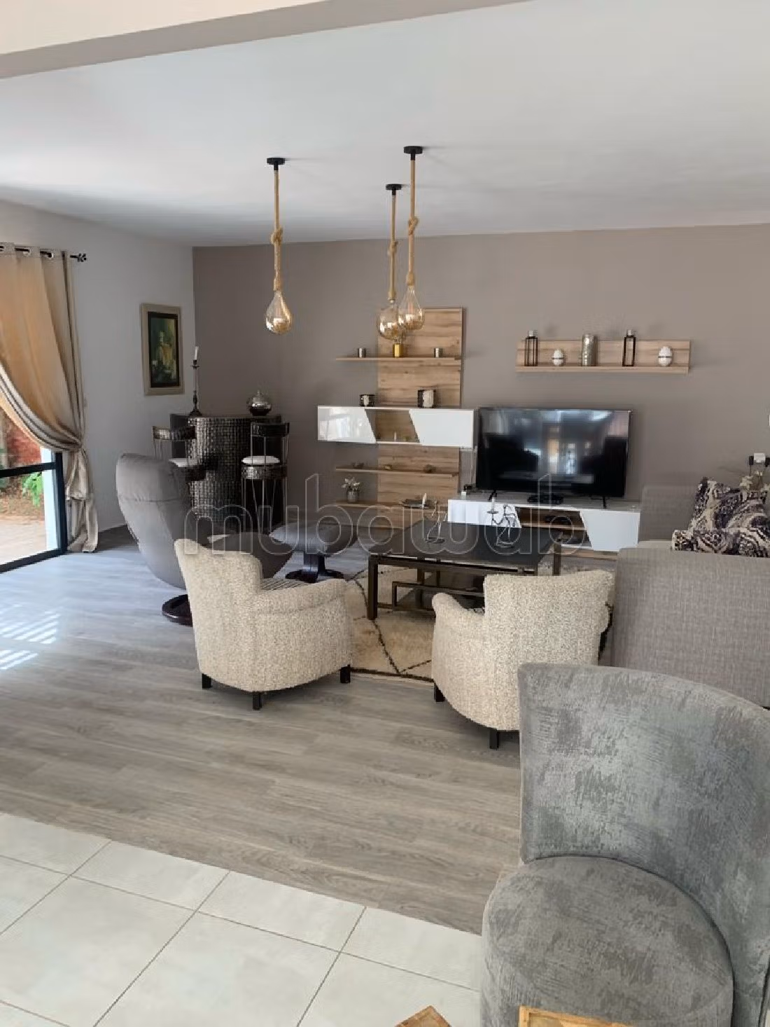 فيلا ممتازة للبيع ب ادا وكرد. المساحة الكلية 600 م². حديقة وشرفة. 