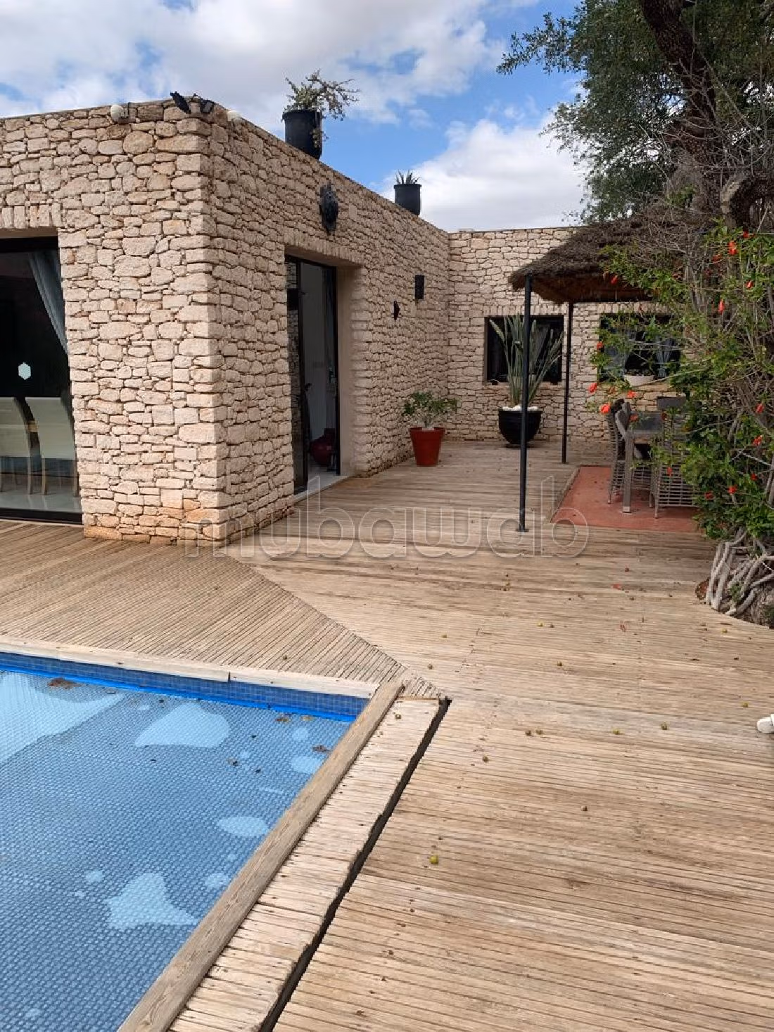 فيلا ممتازة للبيع ب ادا وكرد. المساحة الكلية 600 م². حديقة وشرفة. 