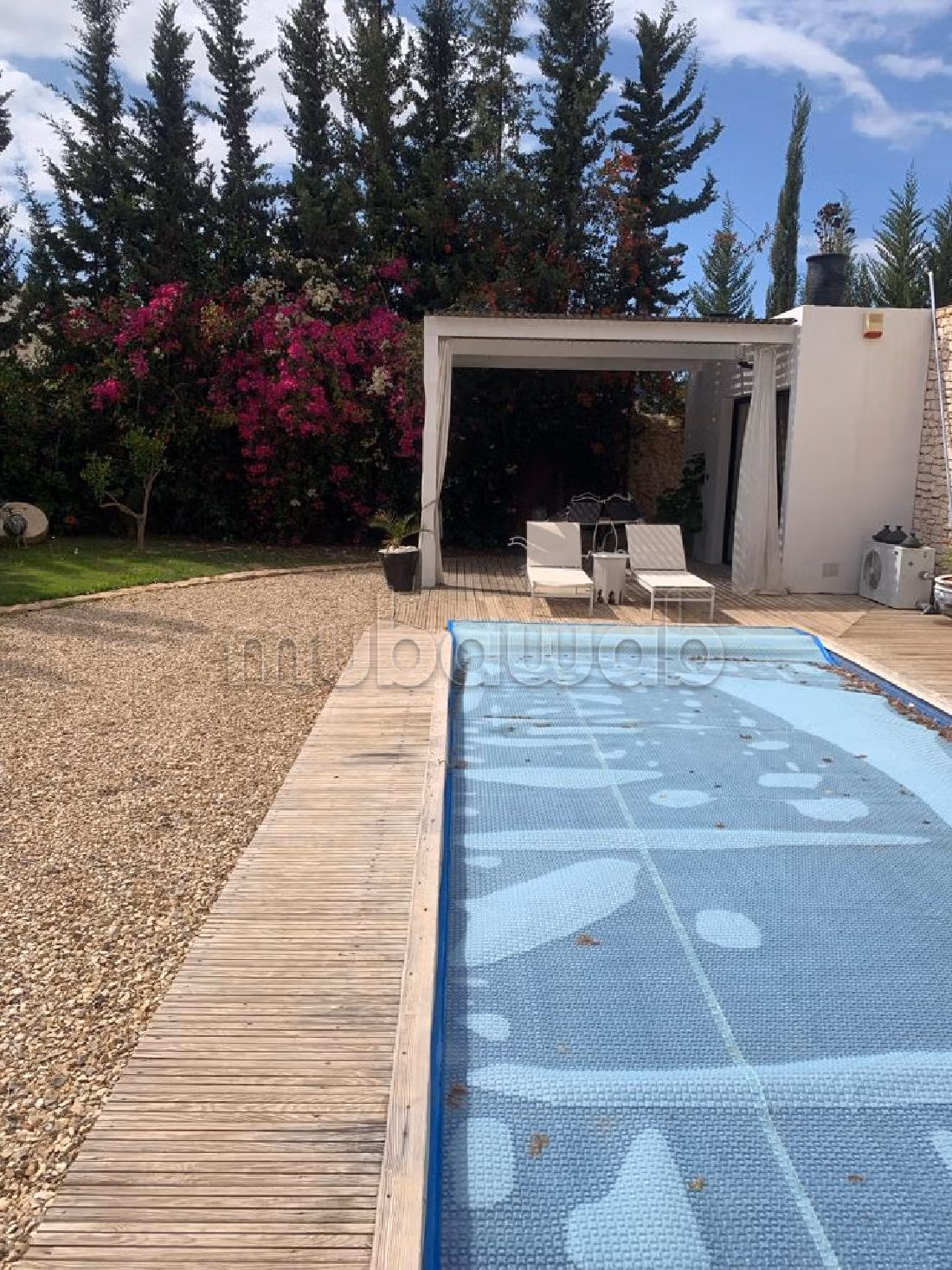 فيلا ممتازة للبيع ب ادا وكرد. المساحة الكلية 600 م². حديقة وشرفة. 