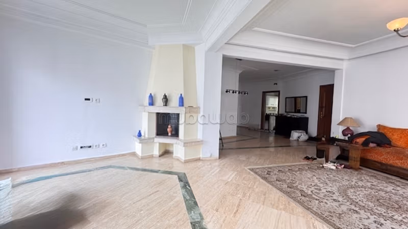 شقة للبيع بالمثلث الذهبي. 3 غرف رائعة. مع مصعد وشرفة. 