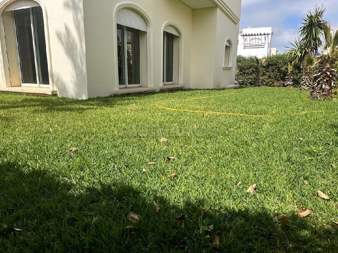 Luxury Villa for rent in Ain Diab. Small area 400 m². Swimming pool. 