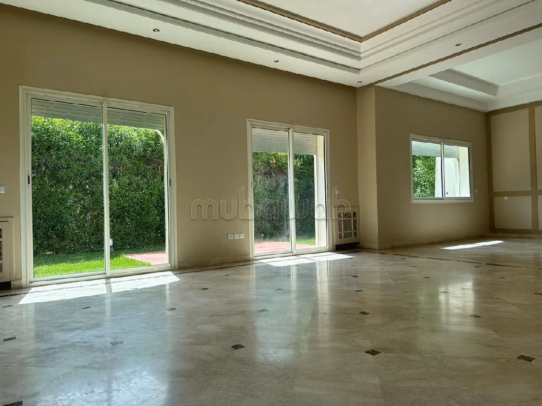 Luxury Villa for rent in Ain Diab. Small area 400 m². Swimming pool. 