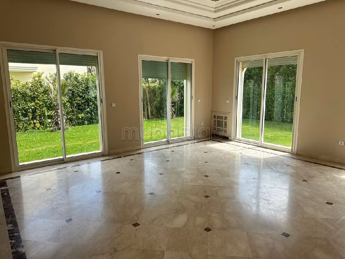 Luxury Villa for rent in Ain Diab. Small area 400 m². Swimming pool. 