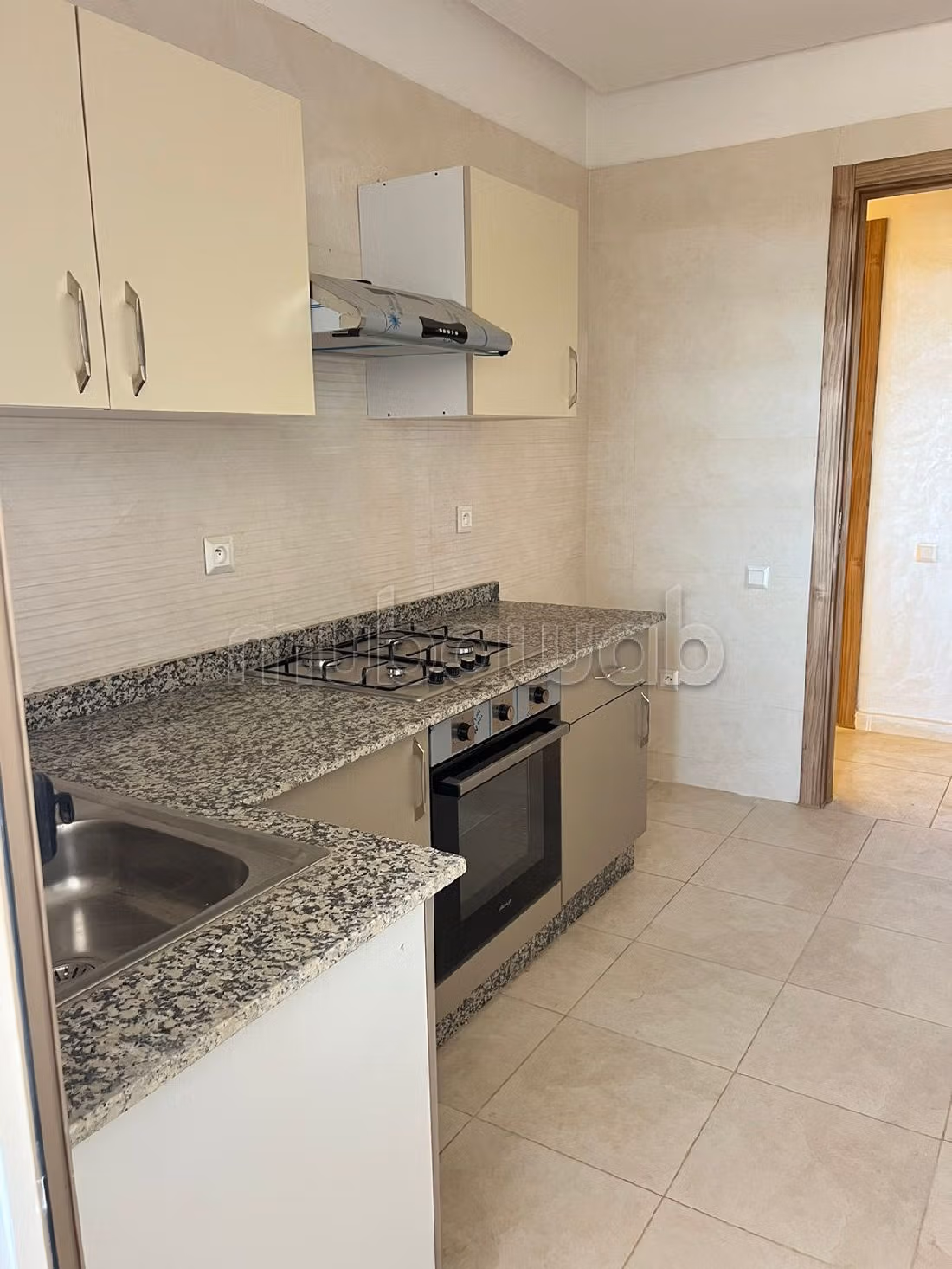 شقة للبيع ب بوليفارد ميد 6. المساحة 93 م². شرفة وحديقة. 