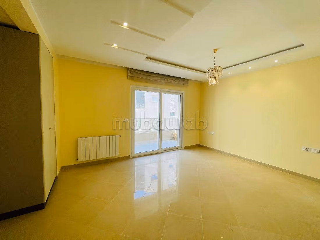 شقة رائعة للإيجار ب حداءق قرطاج. 4 غرف رائعة. مدفئة مركزية وباب متين. 