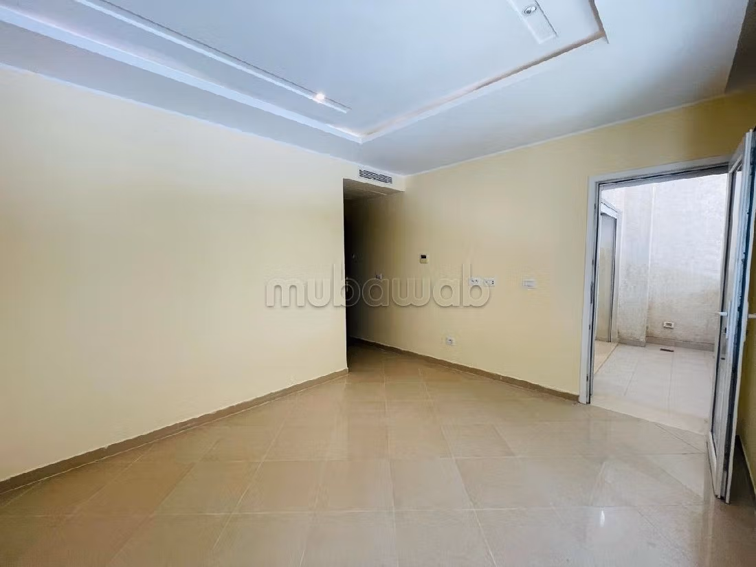 شقة رائعة للإيجار ب حداءق قرطاج. 4 غرف رائعة. مدفئة مركزية وباب متين. 